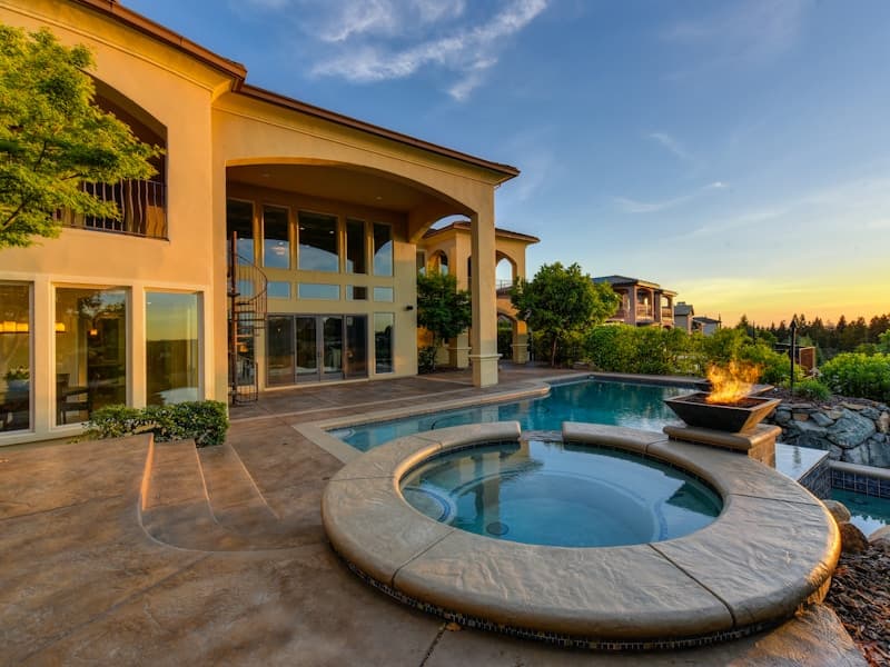 Дом с причалом для яхты