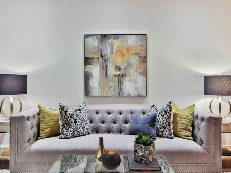 Вилла с бассейном и садом