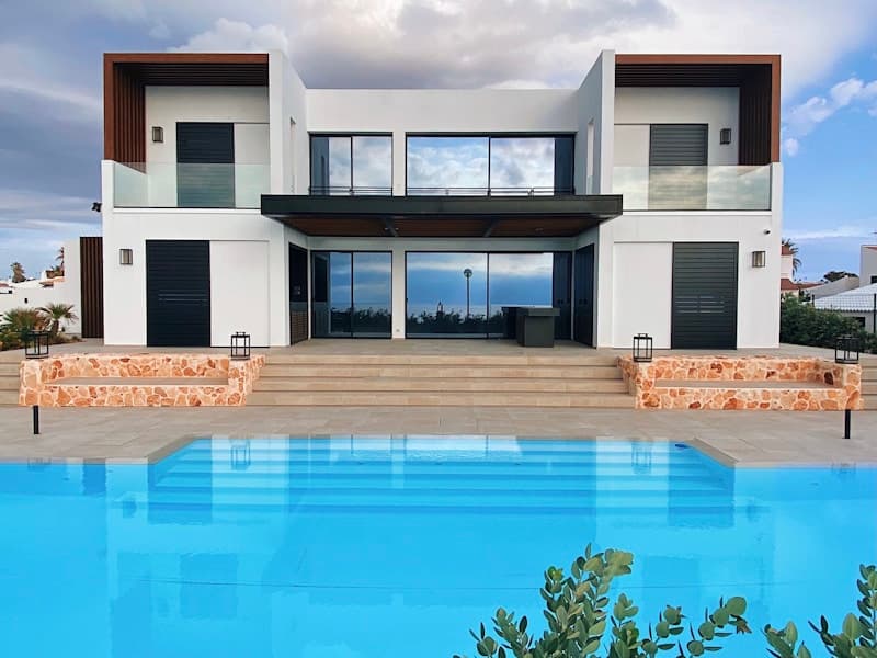 Трехэтажный дом для семьи